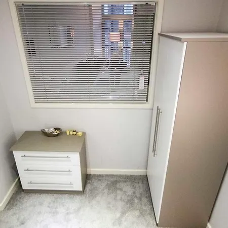 Stayzo Modern 1 In * Bradford (West Yorkshire)