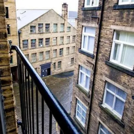 Stayzo Modern 1 In * Bradford (West Yorkshire)