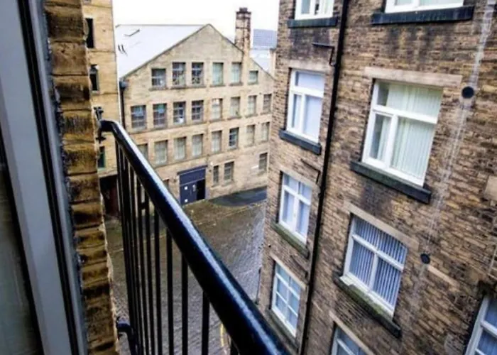 Stayzo Modern 1 In * Bradford (West Yorkshire)